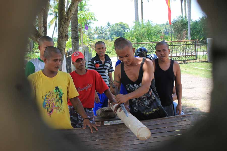 Warga myanmar persiapkan pohon pinang semarakan HUT RI di Lhokseumawe. @Irman I. Pangeran/atjehpost.co